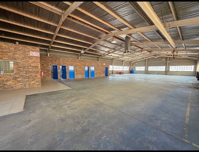 900M² WAREHOUSE FOR SALE IN ROBERTSHAM